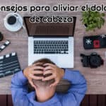 persona-trabajando-en-la-oficina-y-con-las-manos-en-la-cabeza-por-el-dolor