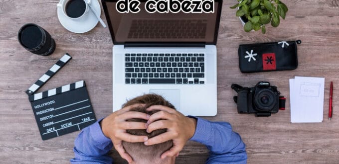 persona-trabajando-en-la-oficina-y-con-las-manos-en-la-cabeza-por-el-dolor