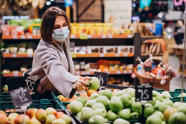 mujer haciendo la compra